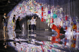 上海：废弃塑料制成艺术品 唤醒人们环保意识