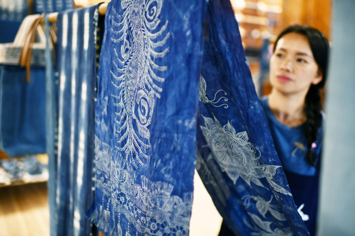 杨成兰在整理制作好的侗族土布围巾（5月28日摄）。