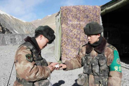 新疆军区某团多项措施关爱高原驻训官兵健康