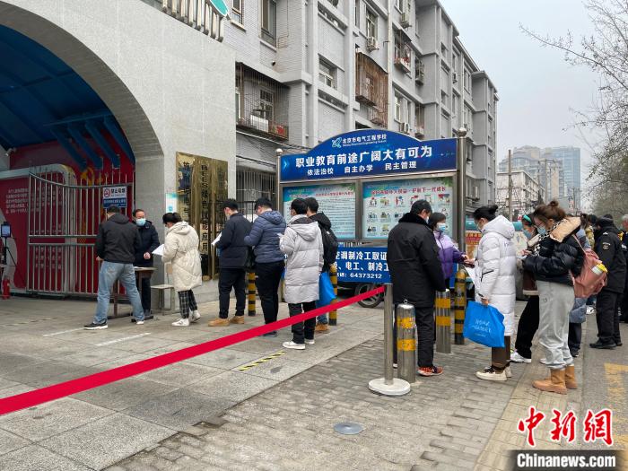 北京一考点外，考生正在排队进入考场。 任靖 摄