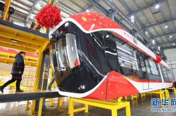 國內首輛磁浮空軌列車在漢下線 設計最高時速120公里