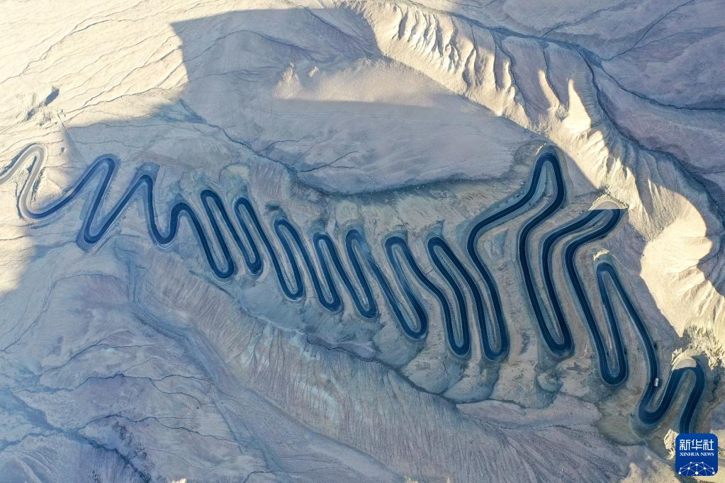 新疆交通平面扫描：穿越“三山”环抱“两盆”